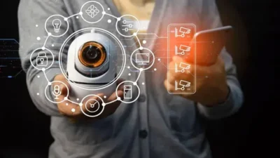Comparatif de la vidéosurveillance 2025 : une caméra IA moderne identifie un humain en couleur la nuit, contrastant avec une ancienne caméra déclenchant une fausse alarme pour un animal en noir et blanc.
