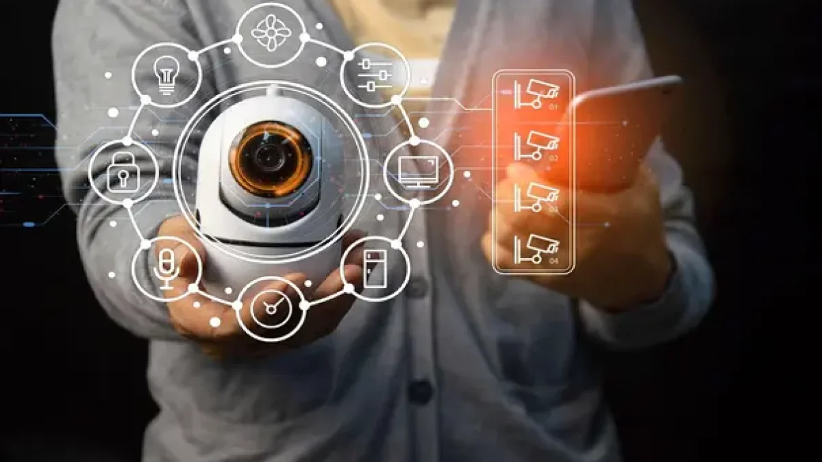 Comparatif de la vidéosurveillance 2025 : une caméra IA moderne identifie un humain en couleur la nuit, contrastant avec une ancienne caméra déclenchant une fausse alarme pour un animal en noir et blanc.