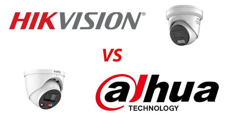 Comparaison des logos des marques de caméras de surveillance Dahua et Hikvision avec le texte VS au centre, symbolisant le duel pour le marché marocain.